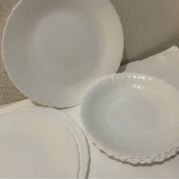 Arcopal Set Caracas Feston Uni Milk Glass Scalloped 3 dinner & 3 Salad Plates - Picture 5 of 6